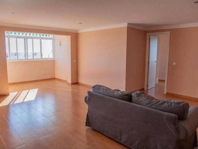 Piso Reformado con Vistas al Mar en el Bulevar de San Pedro Alcántara