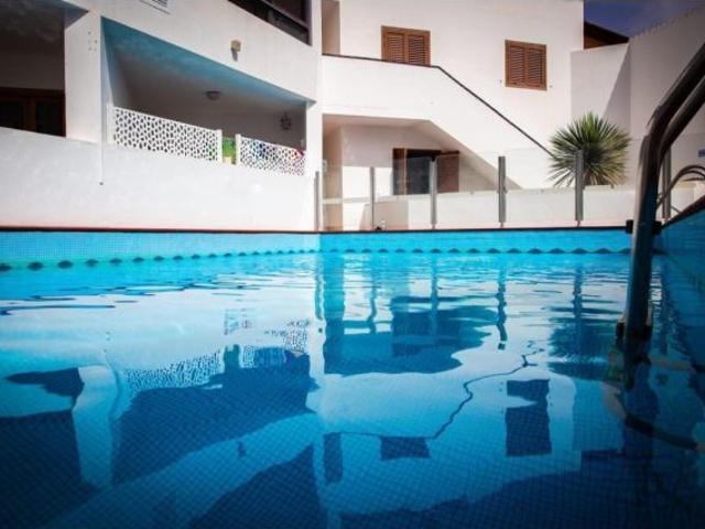 Piso Reformado de 2 Habitaciones en Los Cristianos con Piscina