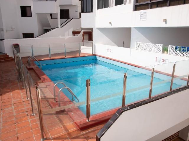 Piso Reformado de 2 Habitaciones en Los Cristianos con Piscina