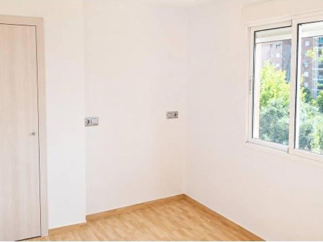 Piso reformado de 3 habitaciones con terraza junto a Plaza del Cedro