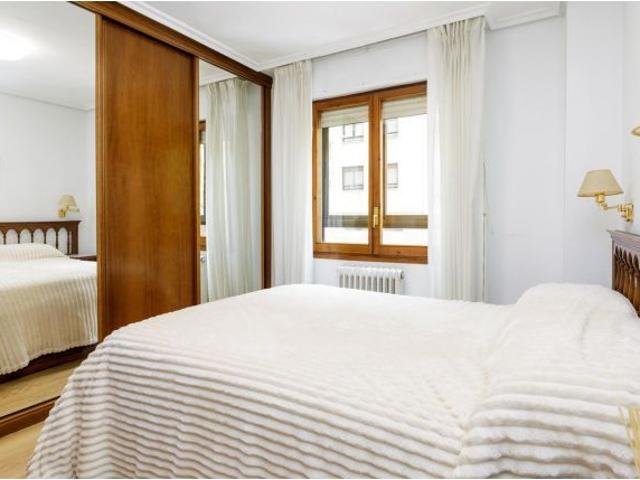 Piso reformado en Zaragoza con 4 habitaciones, garaje y trastero: Listo para vivir