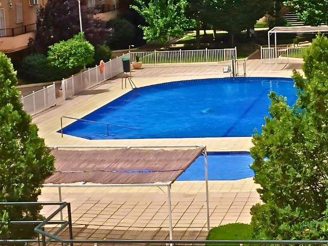 PISO RESIDENCIAL, REFORMADO CON PISCINA EN PARQUE AZAHARA!