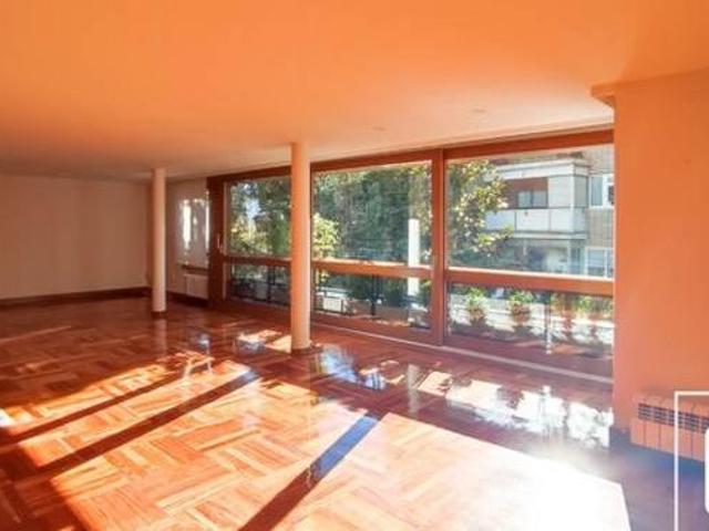 Piso señorial en urbanización privada con piscina en Nueva España