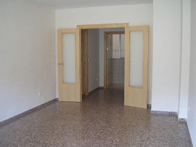 Piso sin amueblar de 4 dormitorios y 2 baños