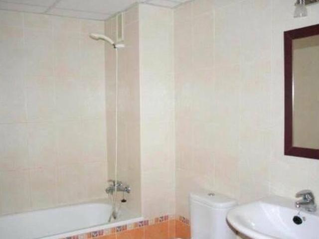 Piso sin amueblar de 3 dormitorios con plaza de garaje incluida en precio