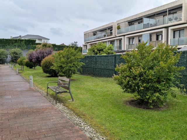 Piso soleado de 4 dormitorios en urbanización con piscina y jardines