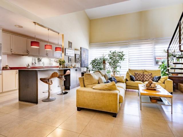 Piso tipo dúplex en segunda planta y atico. 101m² Es Castell