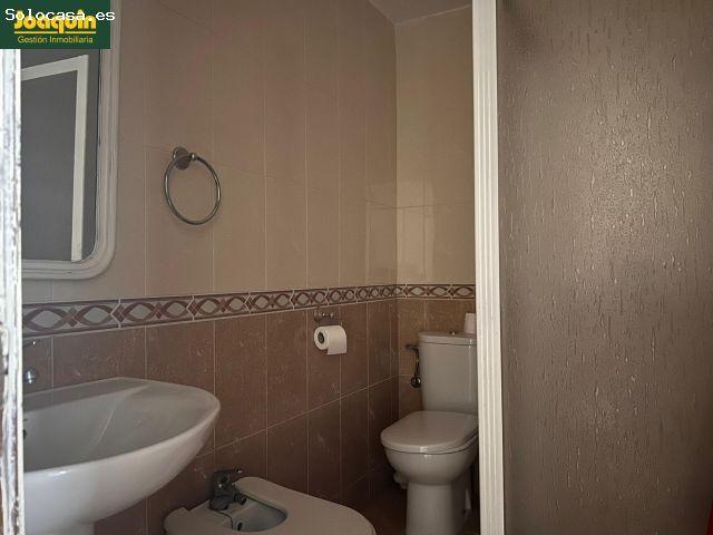 Piso todo exterior con terraza y ascensor, ideal para reformar a su gusto