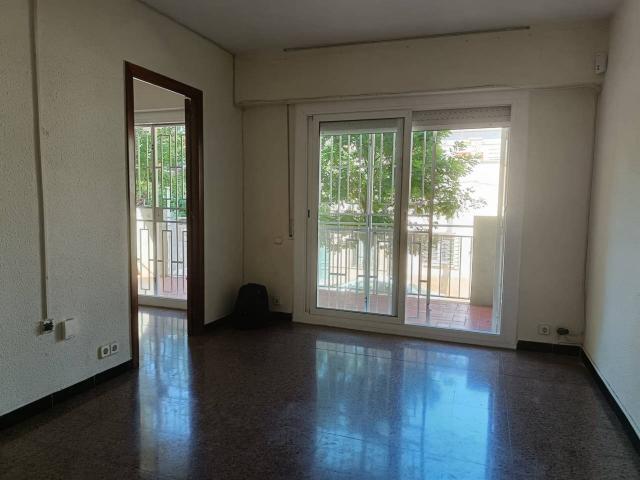Piso todo exterior de 77 m² útiles con balcón terraza y 4 hab. en Horta exclusiva