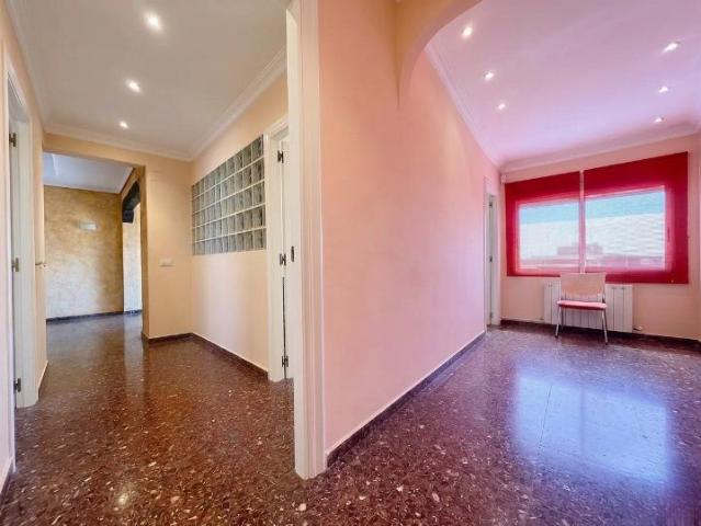 Piso 115 m2 útiles, A/A y calefacción central, 5 habitaciones, salón enorme, cerca de 9 d'Octubre