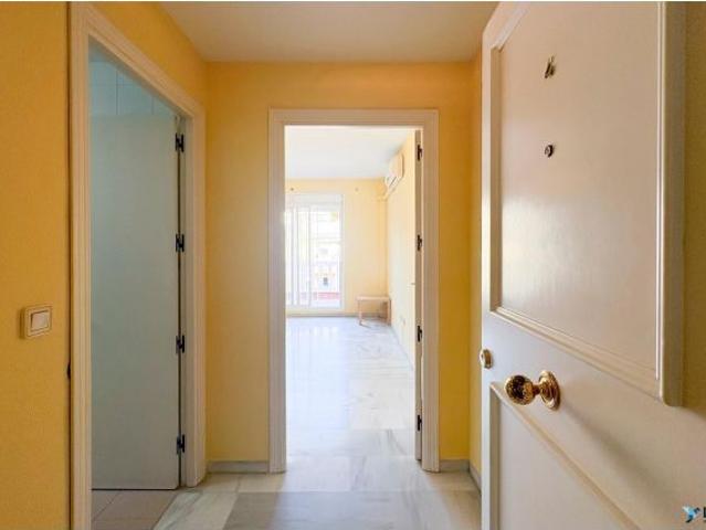 Piso 2 dormitorios con terraza, piscina y pádel en Tomares
