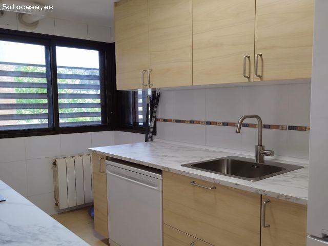 Piso 3/4hab, 2 baños, garaje, trastero y piscina, sin amueblar, cocina equipada