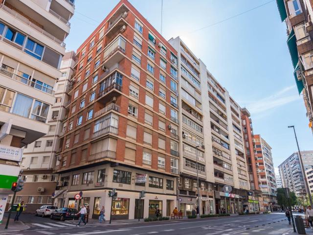 Piso 4 dormitorios en Avenida de la Constitución