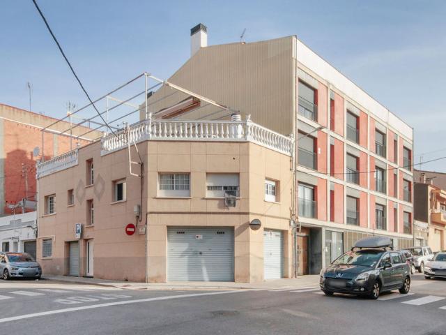 Pisos y garajes en C/ d´Elcano, Sabadell Barcelona