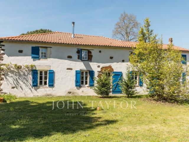 PISSOS PROPRIÉTÉ DE CHARME JOHN TAYLOR