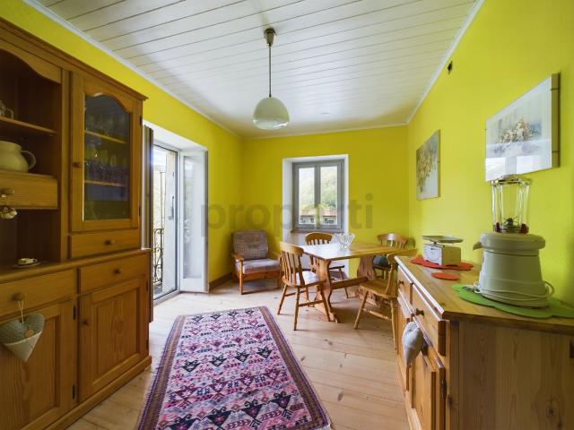 Pittoresca casa plurifamiliare con terreno nel cuore della Val di Blenio / Malvenfarbiges Mehrfamilienhaus mit Grundstück im Herzen des Bleniotals | dreamo. Ch