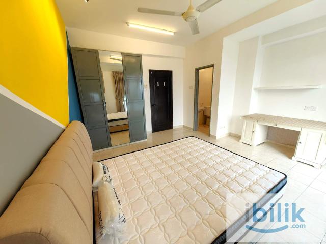 PJ SS14 Master bedroom with private bathroom. Nearby LRT. Free WiFi