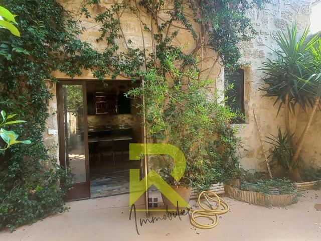 POMEROLS en plein cœur du centre historique une vigneronne e. 406m² Pomérols
