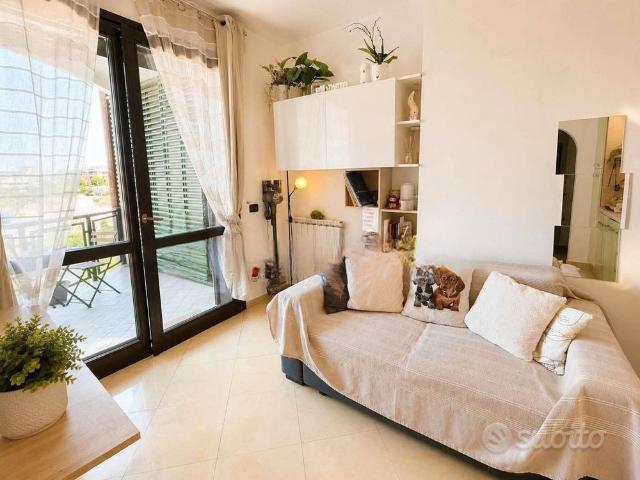 Pomezia bilocale arredato con balcone