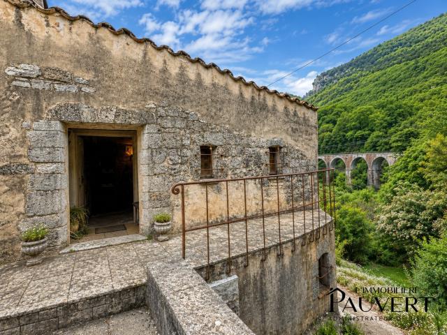 PONT DU LOUP Commune de Gourdon Demeure de caractère aux allures de petit château provençal