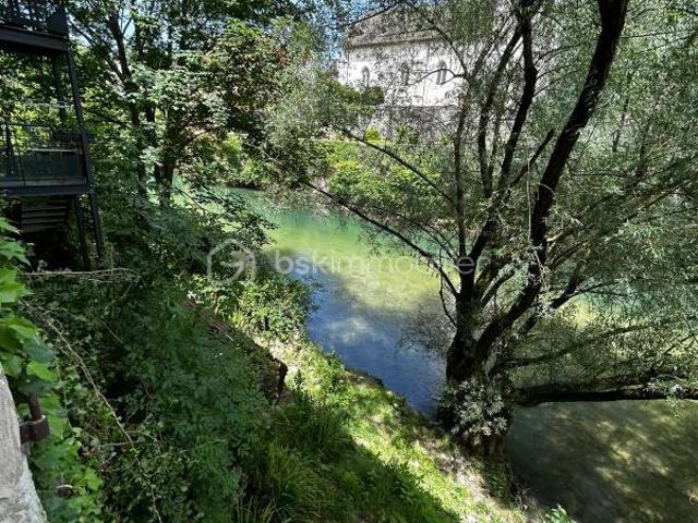 PONT DE BEAUVOISIN – PLATEAU 90 m² + CAVE 55 m² | FORT POTENTIEL