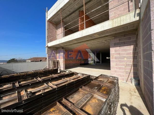 Ponta n 1 Moradia T3 em banda, em fase de construo. Acabamento.