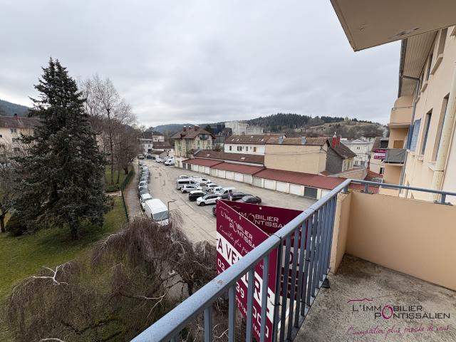 PONTARLIER: APPARTEMENT DE TYPE 4 A RENOVER AVEC BALCON, GARAGE ET CAVE