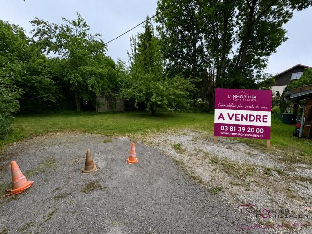 PONTARLIER PROCHE CENTRE VILLE: TERRAIN CONSTRUCTIBLE VIABILISE DE 496 m2