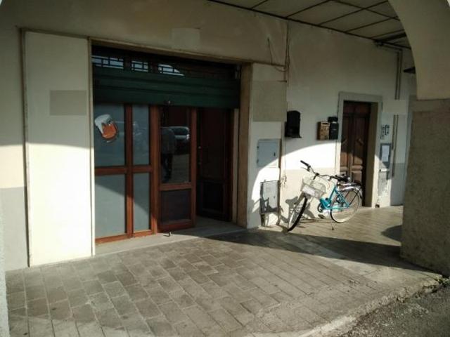 Ponte a Poppi piazza vendesi grande negozio 4 vani 80 mq