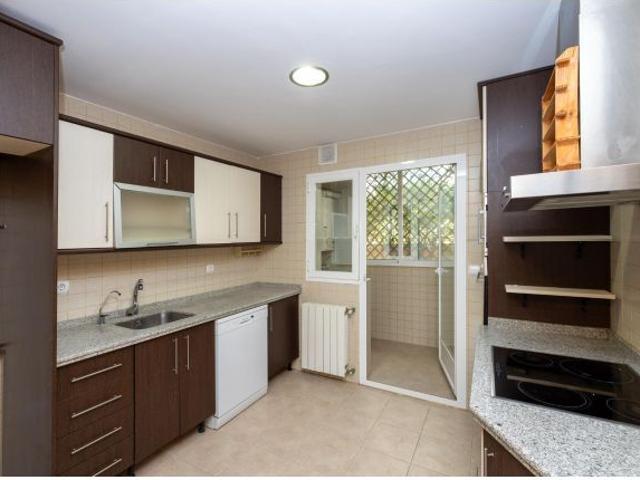 Ponemos a la venta esta preciosa casa en Urbanizacion cerrada, con zonas comunes y piscina comunitar