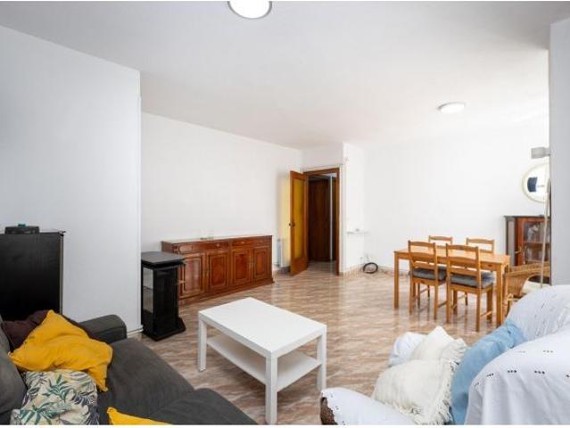 Ponemos a la venta este amplio piso de 4 dormitorios, baño y aseo. Amplia cocina con despensa. Calef