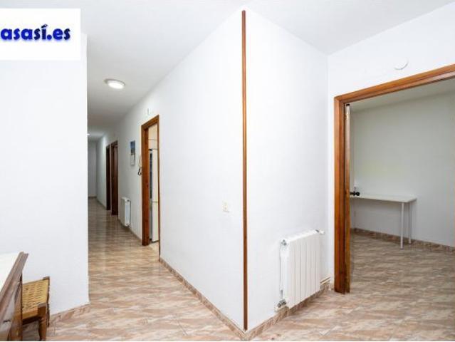 Ponemos a la venta este amplio piso en el Centro de Granada