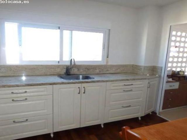 Poniente: Piso Reformado de 3 Habitaciones, 2 Baños, Piscina y Parking