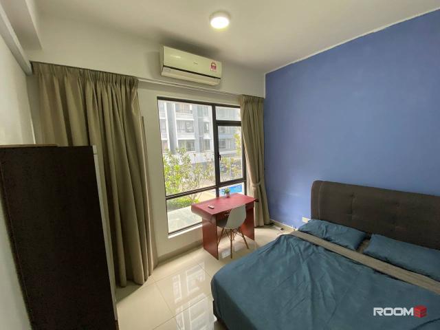 Pool View ‍♂️ Middle Room w Queen Bed @ Utropolis Glenmarie