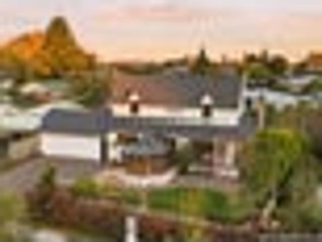 Poolside Family Living | Hukanui School Zone