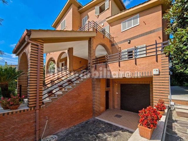 Poco distante dal Grande Raccordo Anulare, a ridosso del qua. 286m² Rome