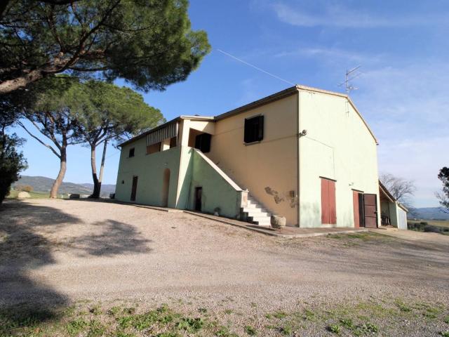 Podere con ampio terreno in posizione panoramica vicino al m. 288m² Roccastrada