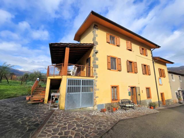 Podere in stile rustico Toscano con annessi e terreno in ottima posizione in vendita a Montecatini T