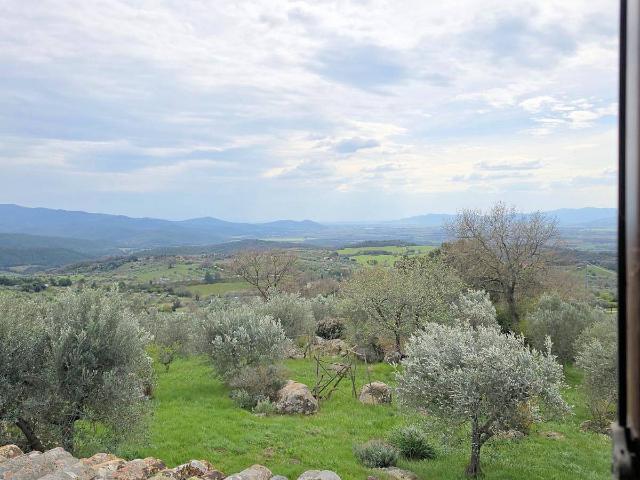 Podere in posizione collinare con ampio terreno e vista panoramica fino al mare in vendita a Roccast