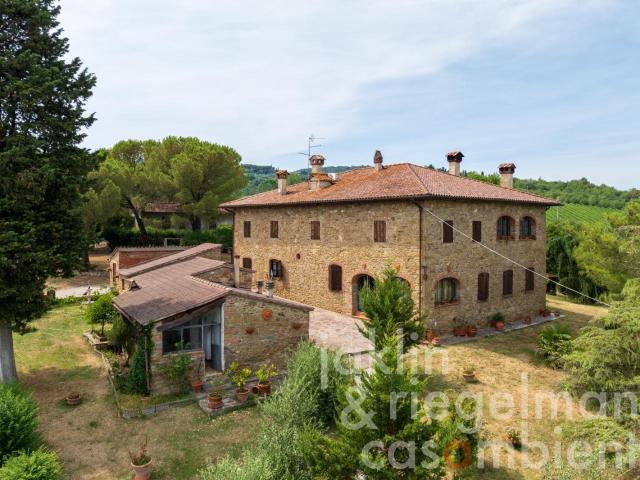 Podere toscano con casale in pietra e dependance nei pressi. 779m² Civitella in Val di Chiana