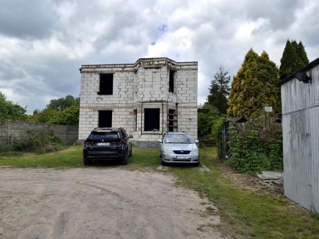 DZIAŁKA Z ROZPOCZĘTĄ BUDOWĄ 926 m², Luboń