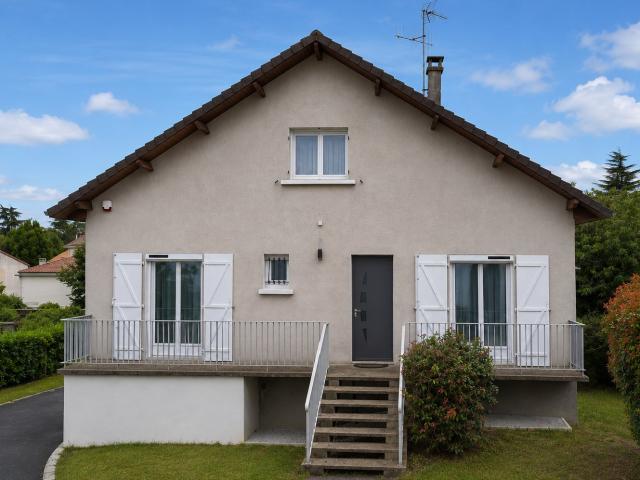 Poitiers Est, Maison individuelle de 196 m2, 5 chambres, 2 salle d'eau, salle cinéma, terrain clos de 980 m2