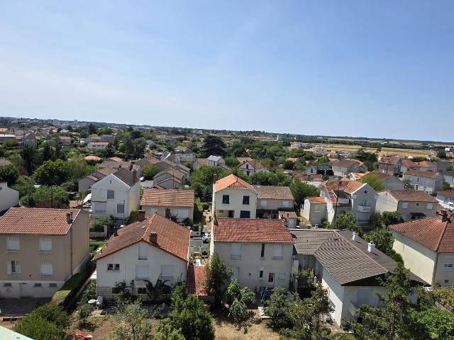 Poitiers Montgorges:A ppartement T4. Ascenseur.Parking