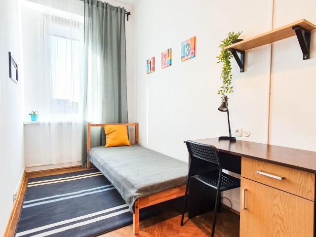 Pokój Królewska Plac Inwalidów AGH UP UJ balkon w mieszkaniu i TV