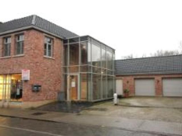 Polyvalante handelszaak met woonst 2 slpkmrs, 2 garages, gro