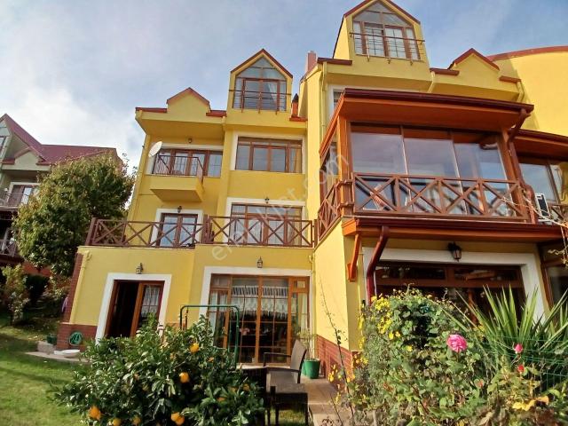 Polat Emlak. elit Sitede Havuz Başında Satılık Köşe Vila