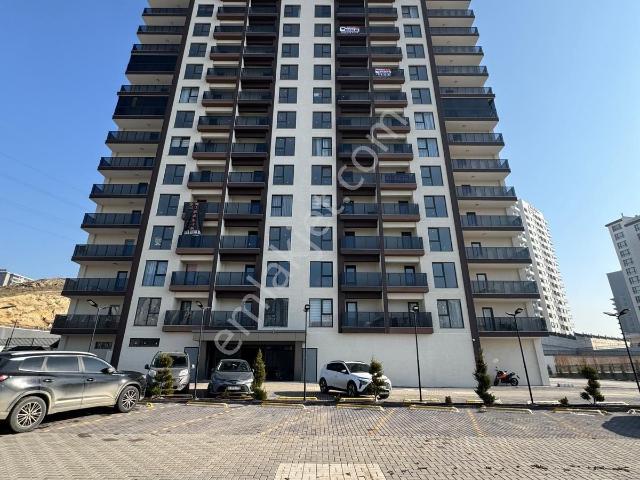 Polat Live Emlak'tan Cadde Cephe 1+1 Satılık Daire