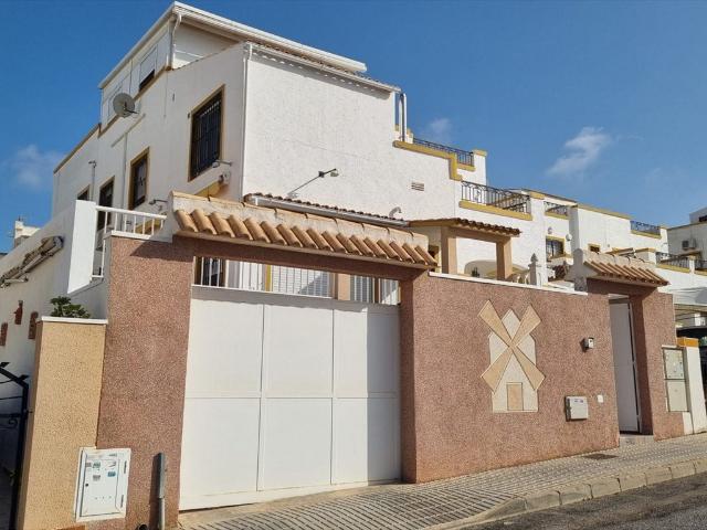 Zapraszam do domu 160 m² w Los Altos z basenami i kortem
