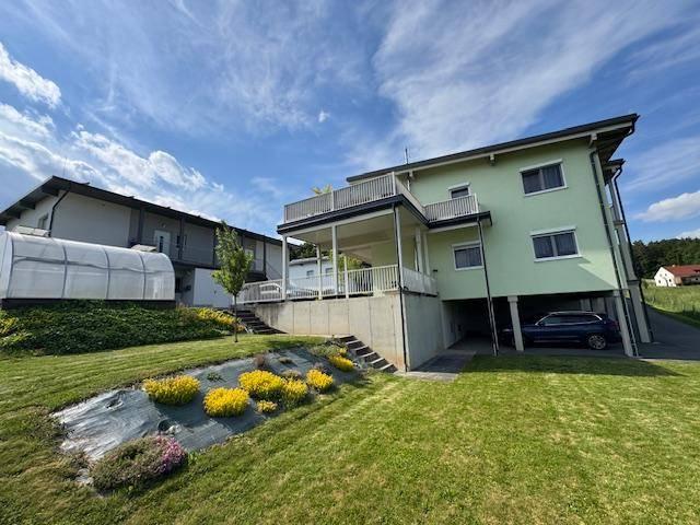 Pölfing Brunn Top gepflegte Terrassenwohnung mit Jacuzzi und PKW Abstellplatz in sonniger Aussichtslage