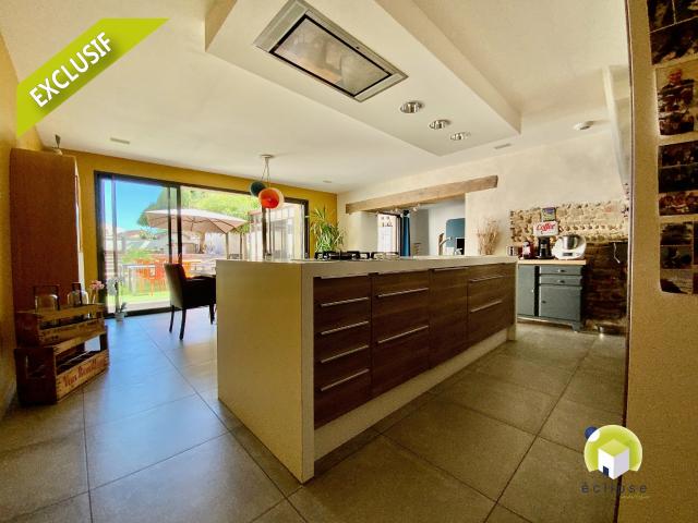 Polliat Centre Maison d'habitation 220 m2 4/5 chambres + jardin + dépendances